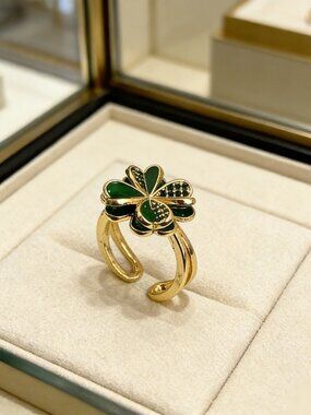 Van Cleef & Arpels Gold Ring with GreenFour-Leaf Motif